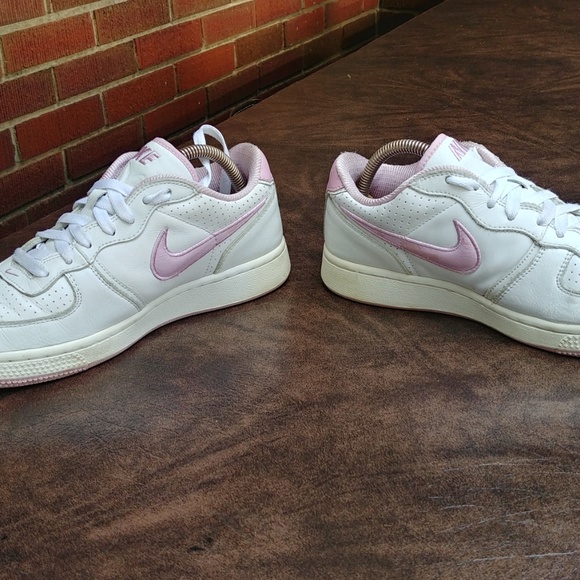 NIKE WHITE LEATHER SHOES SZ 7.5 - Picture 6 of 8